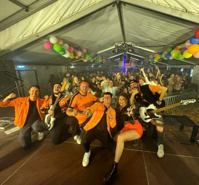 🔥Dat was pas goeie HANDELLL in Handel🔥

Bedankt voor dit GE-WEL-DIGE feestje!!🎊🙌

@hjrsince2007 #oneshot #oneshotband #oneshotcoverband #kermis #handel