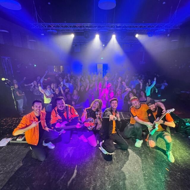 🥳 FEEEST voor de winkels van het Szydlowskiplein in Axel!! 🔥
Wij vonden het nogal moeilijk uit te spreken, maar dat mocht de pret niet drukken. WÀT een feestbeesten zijn jullie! 🎉🥳 Wij genieten nog ff na! 🧡

ENNN! Onze enige echte eigen Luuk is vandaag jarig, dus laaaat je hoooooren 🎉🥳🍻 Gefeliciteerd pik, bijna 30 🫶

Komende week een recap van deze TOP avond✌️ 

#oneshot #oneshotband #coverband #axel #absdale #sluiskil